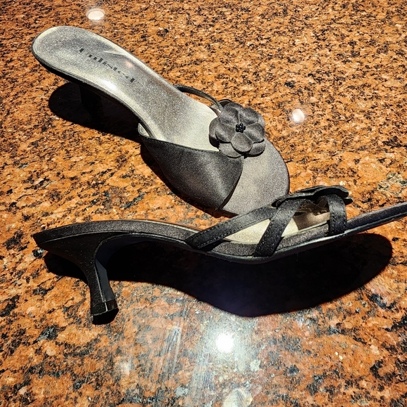 Unlisted Kenneth Cole Black Bow Heels. Size 6 1/2 - Picture 5 of 7